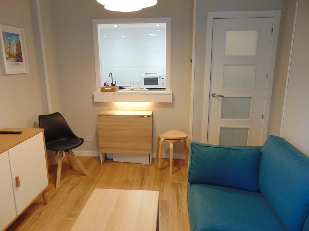 Airport Madrid Plenilunio Suites blue