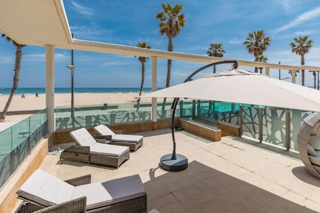 Luxury Beach Front Apartment With Pool
