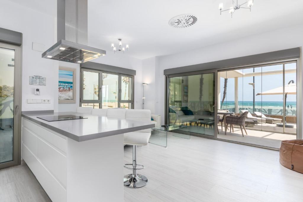 Luxury Beach Front Apartment With Pool