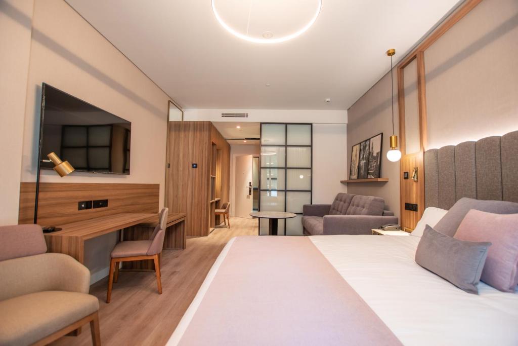 Hotel Giralda Center