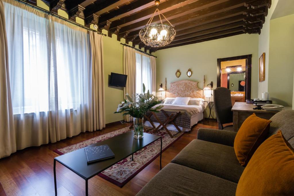 Palacio Mariana Pineda Hotel