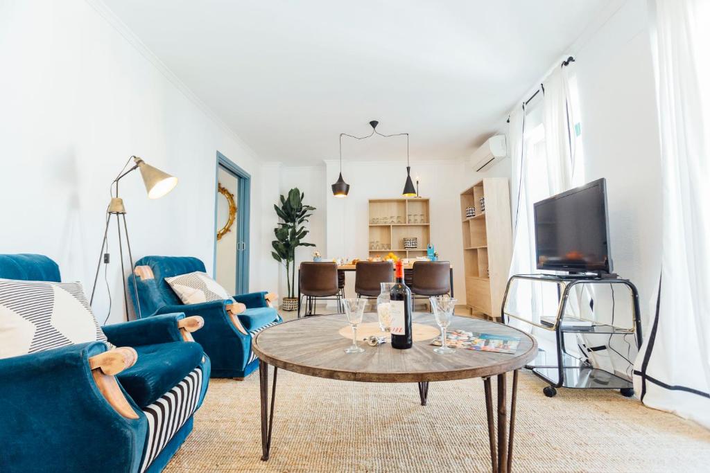 Stunning And Colorful- 4Bd 2Bth- Santa Cruz
