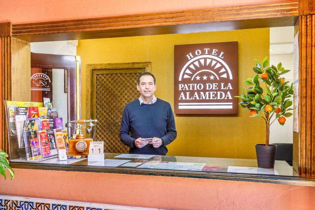 Patio De La Alameda