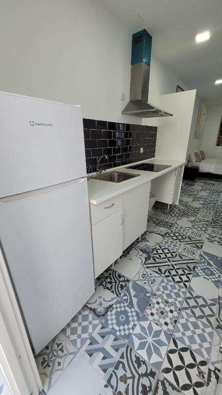 Ayz Silvela – Auto Check-In Property