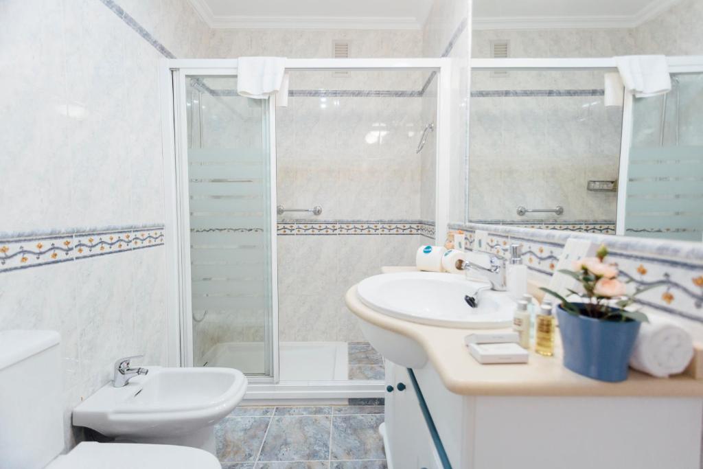 Stunning And Colorful- 4Bd 2Bth- Santa Cruz